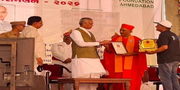શ્રી સ્વામિનારાયણ ગાદી સંસ્થાન, મણિનગરને રાજ્યપાલના હસ્તે શ્રી મુક્તજીવન પર્યાવરણ રક્ષીય ગૌરવ એવોર્ડ” તથા સન્માન પત્ર અર્પણ