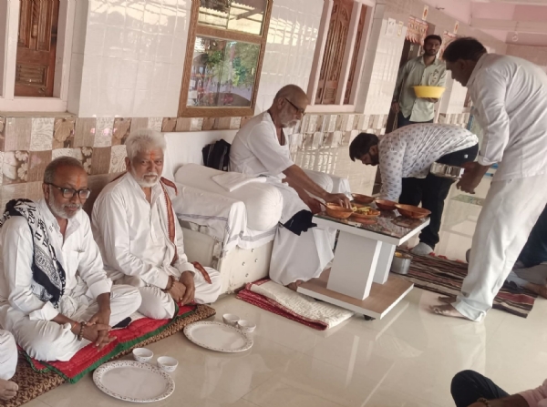 મજાદર કાગધામે કાગ પરિવારના લગ્ન પ્રસંગે પૂજ્ય સંતોનું આગમન, મોરારીબાપુ સાથે ભોજન પ્રસંગ