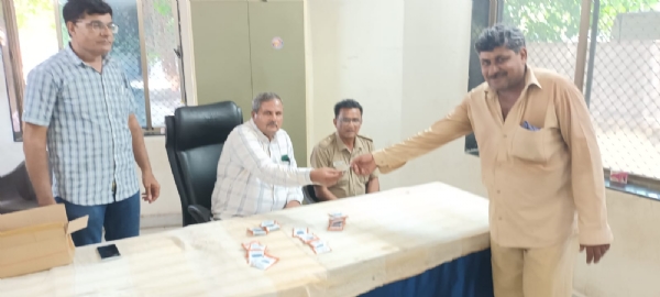 ગરમીમાં પોરબંદર એસ.ટી.ના ડ્રાઇવર - કન્ડક્ટરને ઓ.આર.એસ ના પેકેટ નું વિતરણ કરાયુ.