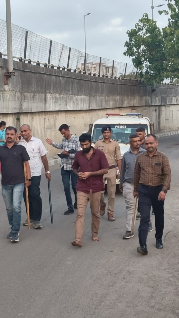 રાયોટિંગના ગુન્હાના આરોપી નો વરઘોડો કાઢતી પોરબંદર પોલીસ.