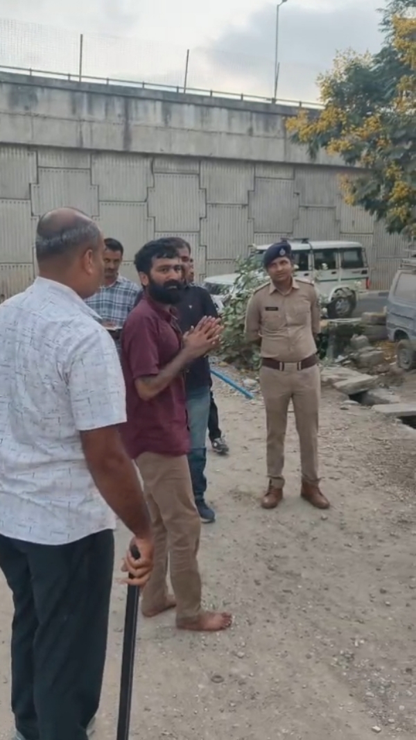 રાયોટિંગના ગુન્હાના આરોપી નો વરઘોડો કાઢતી પોરબંદર પોલીસ.