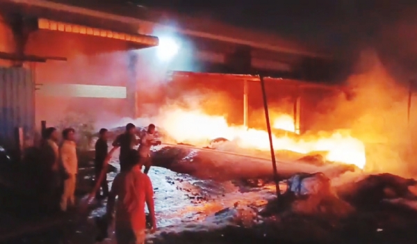 ભરૂચ સાયખા ટી વેન્ચર કેમિકલ કંપનીમાં ભીષણ આગ  સદનસીબે મોટી જાનહાનિ ટળી