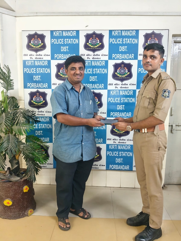 કિર્તીમંદિર પોલીસ દ્વારા પાંચ અરજદારોને મોબાઈલ પરત કરાવ્યા.
