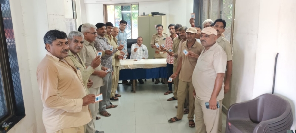 ગરમીમાં પોરબંદર એસ.ટી.ના ડ્રાઇવર - કન્ડક્ટરને ઓ.આર.એસ ના પેકેટ નું વિતરણ કરાયુ.