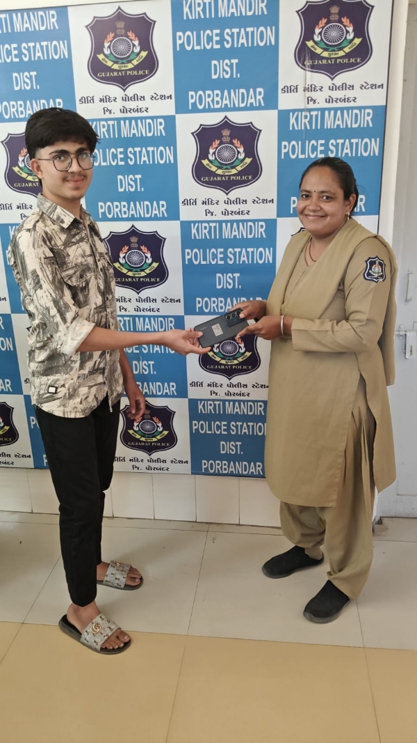 કિર્તીમંદિર પોલીસ દ્વારા પાંચ અરજદારોને મોબાઈલ પરત કરાવ્યા.