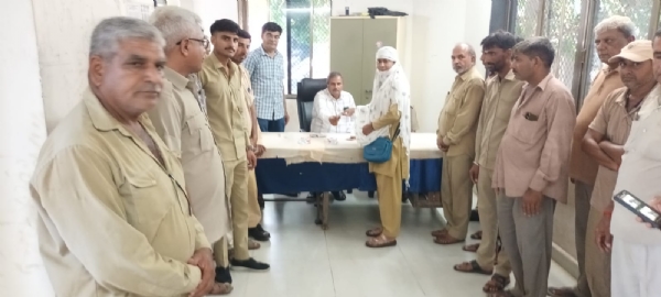 ગરમીમાં પોરબંદર એસ.ટી.ના ડ્રાઇવર - કન્ડક્ટરને ઓ.આર.એસ ના પેકેટ નું વિતરણ કરાયુ.