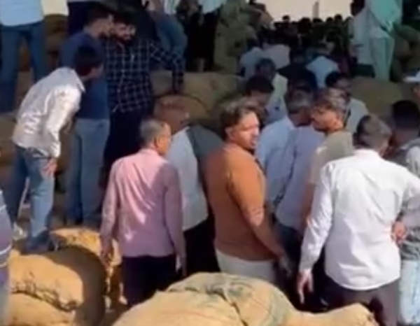 પાટણ ખાતે ગુજરાતના સૌથી મોટા તમાકુ સબયાર્ડમાં બીજા વર્ષની હરાજીનો પ્રારંભ પાટણ ખાતે ગુજરાતના સૌથી મોટા તમાકુ સબયાર્ડમાં બીજા વર્ષની હરાજીનો પ્રારંભ