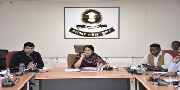 સુરત જિલ્લામાં પેટ્રોલ-ડીઝલ-ગેસ અને અન્ય આવશ્યક ચીજવસ્તુઓની સરળ અને સુગમ આપૂર્તિ માટે સમીક્ષા બેઠક યોજાઈ