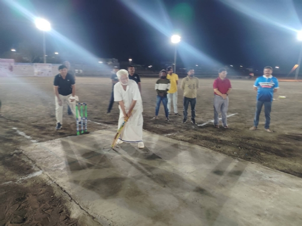 સાવરકુંડલામાં શ્રીરામ ક્રિકેટ ટુર્નામેન્ટનો શુભ પ્રારંભ, ધારાસભ્ય મહેશભાઈ કસવાળા અને ભક્તિ બાપુએ બેટિંગ કરીને કરી શરૂઆત