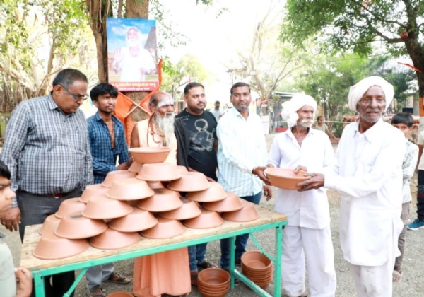 સાવરકુંડલામાં હનુમાન મંદિર ખાતે નિ:શુલ્ક પક્ષી પાણી કુંડાનું વિતરણ સાવરકુંડલામાં હનુમાન મંદિર ખાતે નિ:શુલ્ક પક્ષી પાણી કુંડાનું વિતરણ