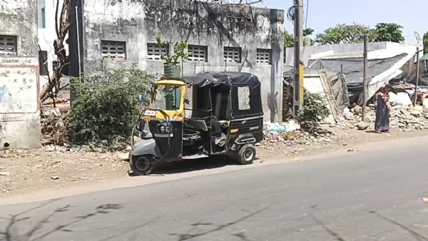પોરબંદર નજીક રીક્ષા પલટી મારી જતા બાળકનું મોત.