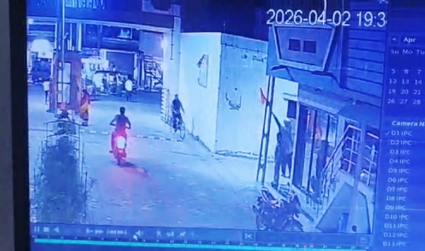 જીતાલીમાં એક મુસ્લિમ મહિલાએ ધાર્મિક ભગવો ધ્વજ ઉખેડી નાખતા હોબાળો જીતાલીમાં એક મુસ્લિમ મહિલાએ ધાર્મિક ભગવો ધ્વજ ઉખેડી નાખતા હોબાળો