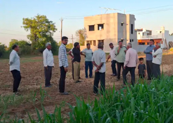 ઉચરપી ગામે રિંગ રોડ સહિતના પ્રોજેક્ટ્સ સામે ખેડૂતોમાં આક્રોશ, ચૂંટણી બહિષ્કારની ચીમકી ઉચરપી ગામે રિંગ રોડ સહિતના પ્રોજેક્ટ્સ સામે ખેડૂતોમાં આક્રોશ, ચૂંટણી બહિષ્કારની ચીમકી