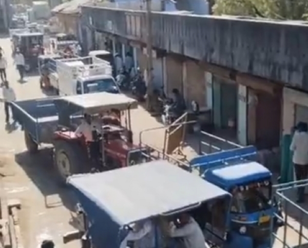 હારીજ માર્કેટયાર્ડના મુખ્ય દરવાજા બહાર છેલ્લા બે મહિનાથી ભૂગર્ભ ગટરની કુંડી ખુલ્લી હોવાને કારણે વાહનવ્યવહાર ખોરવાયો હારીજ માર્કેટયાર્ડના મુખ્ય દરવાજા બહાર છેલ્લા બે મહિનાથી ભૂગર્ભ ગટરની કુંડી ખુલ્લી હોવાને કારણે વાહનવ્યવહાર ખોરવાયો