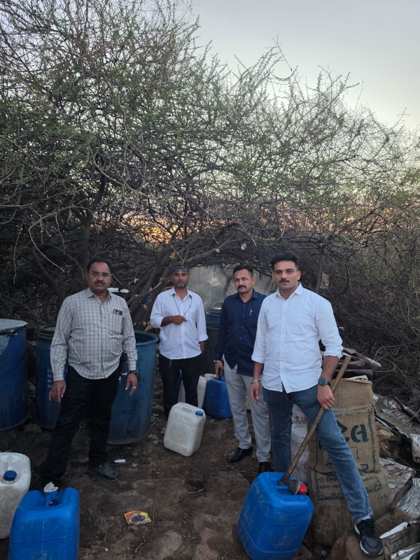 પોરબંદર એલ.સી.બી. એ દેશી દારૂની ભઠ્ઠી ઝડપી પાડી.