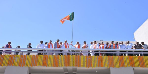 ભાજપના સ્થાપના દિવસ અન્વયે ગાંધીનગર ખાતે ભાજપાનો ધ્વજ લગાવતા મુખ્યમંત્રી તથા ભાજપા પ્રદેશ અધ્યક્ષ