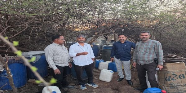 પોરબંદર એલ.સી.બી. એ દેશી દારૂની ભઠ્ઠી ઝડપી પાડી.