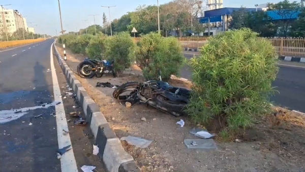 પોરબંદરના ઍરપોર્ટ નજીક બે બાઈક વચ્ચે અકસ્માતમાં ચાર યુવાનના મોત. પોરબંદરના ઍરપોર્ટ નજીક બે બાઈક વચ્ચે અકસ્માતમાં ચાર યુવાનના મોત.