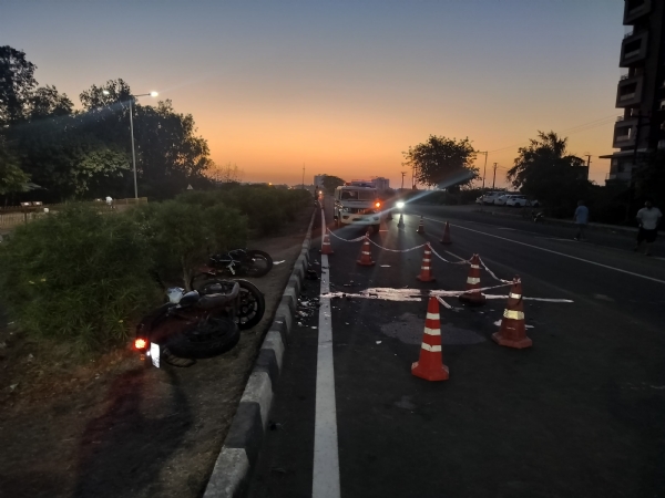 પોરબંદરના ઍરપોર્ટ નજીક બે બાઈક વચ્ચે અકસ્માતમાં ચાર યુવાનના મોત. પોરબંદરના ઍરપોર્ટ નજીક બે બાઈક વચ્ચે અકસ્માતમાં ચાર યુવાનના મોત.