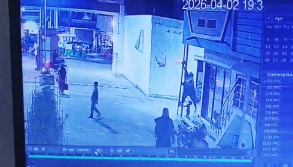 જીતાલીમાં એક મુસ્લિમ મહિલાએ ધાર્મિક ભગવો ધ્વજ ઉખેડી નાખતા હોબાળો જીતાલીમાં એક મુસ્લિમ મહિલાએ ધાર્મિક ભગવો ધ્વજ ઉખેડી નાખતા હોબાળો