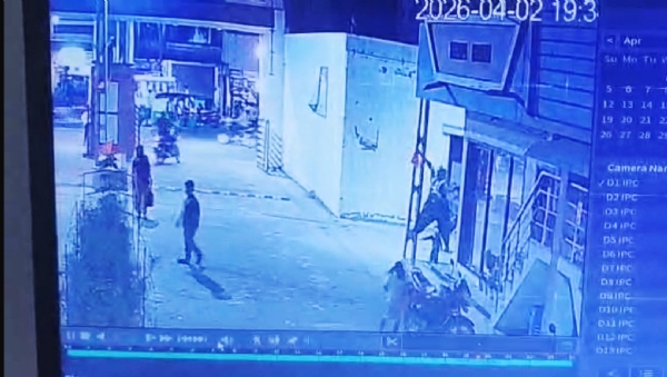 જીતાલીમાં એક મુસ્લિમ મહિલાએ ધાર્મિક ભગવો ધ્વજ ઉખેડી નાખતા હોબાળો જીતાલીમાં એક મુસ્લિમ મહિલાએ ધાર્મિક ભગવો ધ્વજ ઉખેડી નાખતા હોબાળો