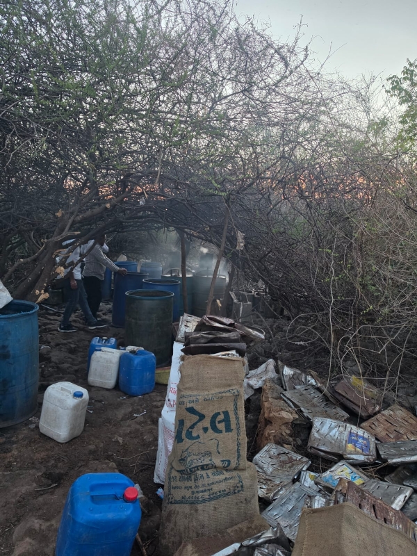 પોરબંદર એલ.સી.બી. એ દેશી દારૂની ભઠ્ઠી ઝડપી પાડી.