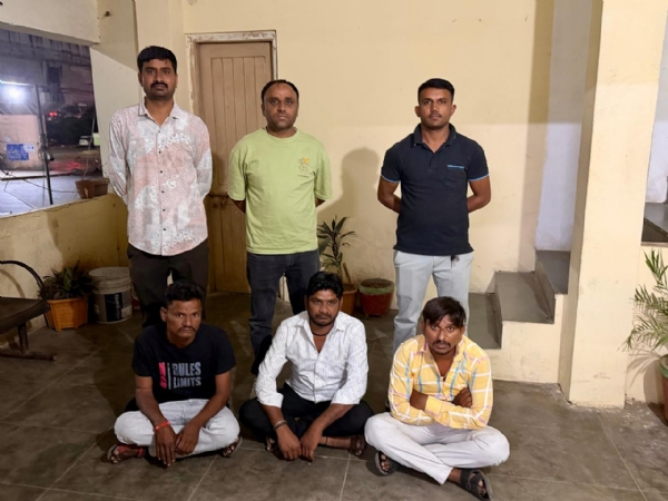 મહેસાણા એલસીબીની કામગીરી: પાંચ મહિનાથી ફરાર છેતરપીંડીના ત્રણ આરોપી ઝડપાયા મહેસાણા એલસીબીની કામગીરી: પાંચ મહિનાથી ફરાર છેતરપીંડીના ત્રણ આરોપી ઝડપાયા