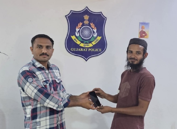રાજુલા પોલીસની ઝડપી કામગીરી: ખોવાયેલો મોંઘો મોબાઇલ માલિકને પરત