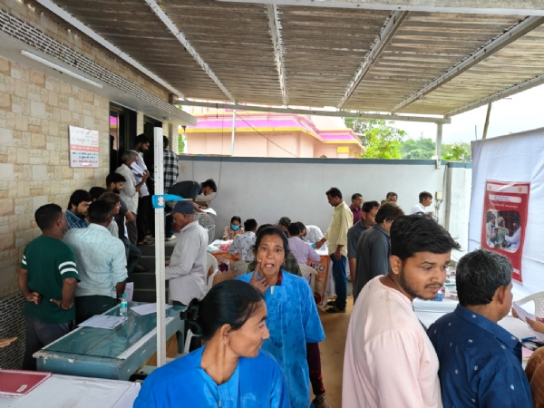 પોરબંદરની હીરાવતી ફેક્ટરી ખાતે આયુષ્માન આરોગ્ય શિબિરમાં શ્રમિકોનું ટીબી સ્ક્રિનિંગ કરાયું પોરબંદરની હીરાવતી ફેક્ટરી ખાતે આયુષ્માન આરોગ્ય શિબિરમાં શ્રમિકોનું ટીબી સ્ક્રિનિંગ કરાયું