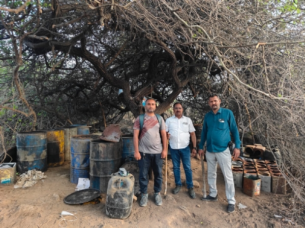 લોકલ ક્રાઈમ બ્રાન્ચે દેશી દારૂની ભઠ્ઠી તોડી પાડી.