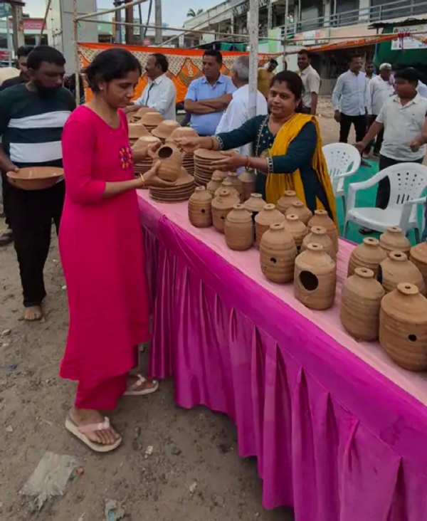 મહેસાણાના રામોસણ ચોકડી ખાતે પક્ષીઓ માટે 1000 કુંડા અને 700 માળા સ્થાપિત