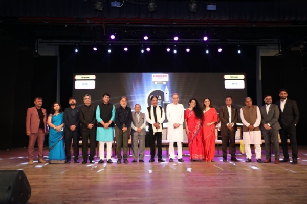 ગુજરાત મીડિયા એવોર્ડ 2026માં મીડિયા ક્ષેત્રે વિશિષ્ટ યોગદાન બદલ મીડિયાકર્મીઓનું સન્માન