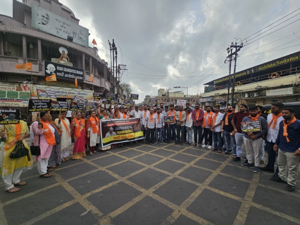 પોરબંદરમા કોંગ્રેસ સામે ભાજપ નું મૌન પ્રદર્શન. પોરબંદરમા કોંગ્રેસ સામે ભાજપ નું મૌન પ્રદર્શન.