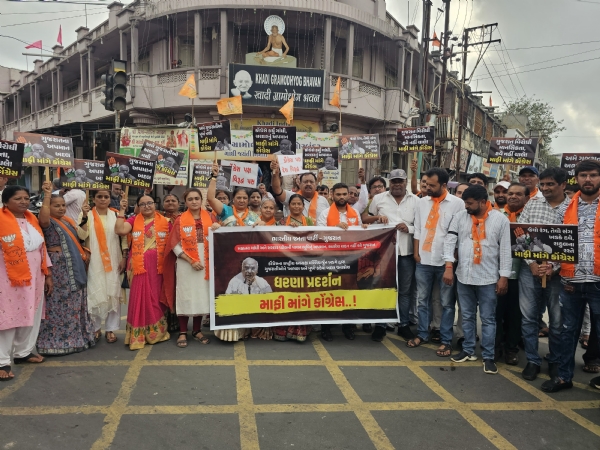 પોરબંદરમા કોંગ્રેસ સામે ભાજપ નું મૌન પ્રદર્શન. પોરબંદરમા કોંગ્રેસ સામે ભાજપ નું મૌન પ્રદર્શન.