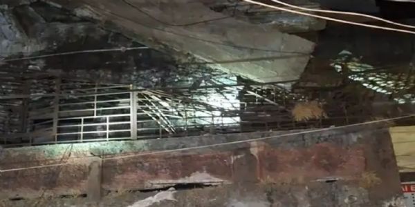 વલસાડમાં નગરપાલિકા શોપિંગ સેન્ટરનો સ્લેબ ધરાશાયી, જાનહાનિ ટળી