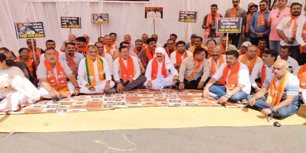 ગુજરાતની અસ્મિતા પર આંચ સામે ભાજપનો મૌન પ્રહાર: ભુજમાં કોંગ્રેસ વિરુદ્ધ ઉગ્ર વિરોધ