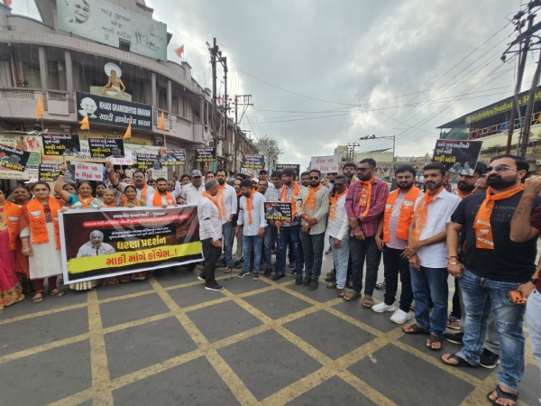 પોરબંદરમા કોંગ્રેસ સામે ભાજપ નું મૌન પ્રદર્શન. પોરબંદરમા કોંગ્રેસ સામે ભાજપ નું મૌન પ્રદર્શન.