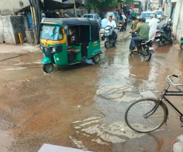 વિસનગરના દરબાર રોડ પર પાણીનો વેડફાટ, મોટરનું સેક્શન તૂટતાં હજારો લીટર પાણી વહ્યું