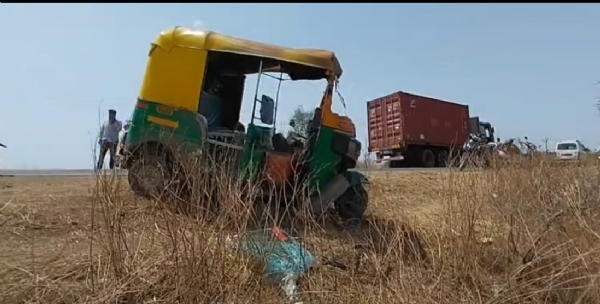 વડીયા નજીક અક્સ્માતમાં ખુલ્યો દેશી દારૂનો ભંડાફોડ: રિક્ષામાંથી કોથળા રોડ પર વિખરાયા