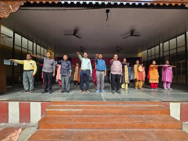 પોરબંદરમાં ડૉ. વી. આર. ગોઢાણીયા મહિલા કોલેજ ખાતે મતદાર જાગૃતિ કાર્યક્રમ યોજાયો.