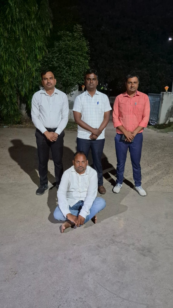 સાત વર્ષથી ફરાર આરોપી એલસીબી મહેસાણા દ્વારા ઝડપી પાડાયો સાત વર્ષથી ફરાર આરોપી એલસીબી મહેસાણા દ્વારા ઝડપી પાડાયો