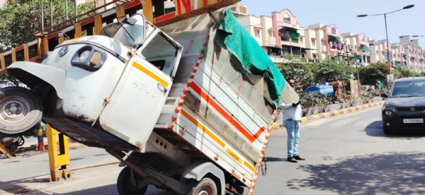 અંકલેશ્વર એસ્ટેટમાં ઊંચાઈ પ્રતિબંધક હોવા છતાં ટેમ્પો ચાલકની બેદરકારીથી થયો અકસ્માત