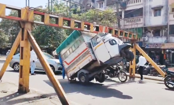 અંકલેશ્વર એસ્ટેટમાં ઊંચાઈ પ્રતિબંધક હોવા છતાં ટેમ્પો ચાલકની બેદરકારીથી થયો અકસ્માત