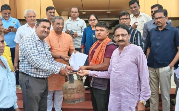 એશિયાના સૌથી મોટા ઊંઝા માર્કેટયાર્ડમાં શ્રમિકો માટે ગેસ સિલિન્ડર વિતરણ એશિયાના સૌથી મોટા ઊંઝા માર્કેટયાર્ડમાં શ્રમિકો માટે ગેસ સિલિન્ડર વિતરણ