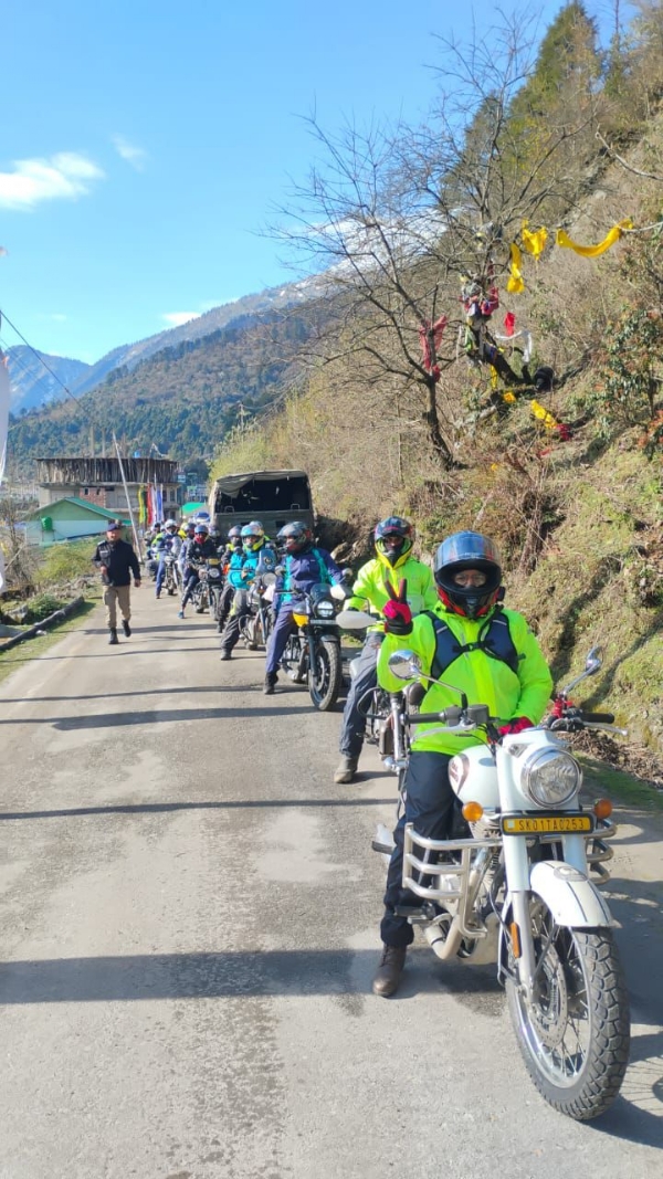 લાચેનમાં ફસાયેલા પ્રવાસીઓને બચાવવાનું કાર્ય શરુ લાચેનમાં ફસાયેલા પ્રવાસીઓને બચાવવાનું કાર્ય શરુ