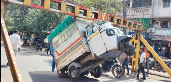 અંકલેશ્વર એસ્ટેટમાં ઊંચાઈ પ્રતિબંધક હોવા છતાં ટેમ્પો ચાલકની બેદરકારીથી થયો અકસ્માત