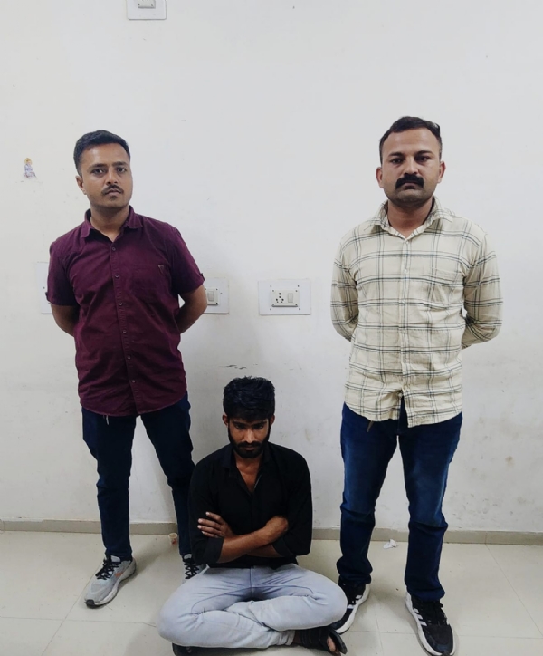 અમદાવાદ માં નોંધાયેલ ગુન્હાનો ફરાર આરોપી કુતિયાણા પોલીસે ઝડપી પાડ્યો.