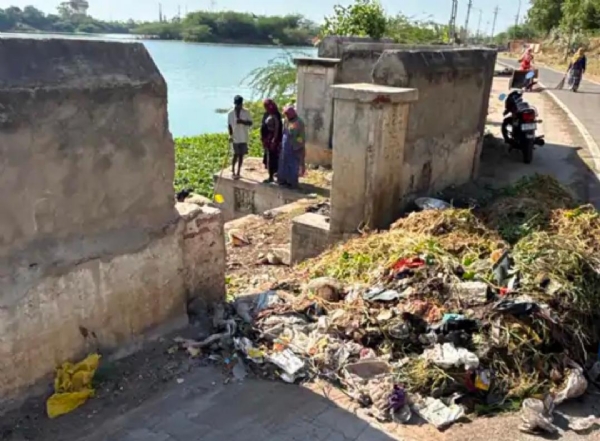 વિસનગરના દેળીયા તળાવની સફાઈ શરૂ, પાંચ ટ્રેક્ટર જેટલો કચરો દૂર કરાયો વિસનગરના દેળીયા તળાવની સફાઈ શરૂ, પાંચ ટ્રેક્ટર જેટલો કચરો દૂર કરાયો