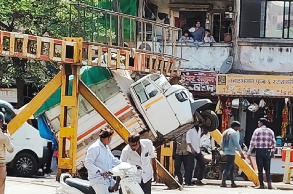 અંકલેશ્વર એસ્ટેટમાં ઊંચાઈ પ્રતિબંધક હોવા છતાં ટેમ્પો ચાલકની બેદરકારીથી થયો અકસ્માત