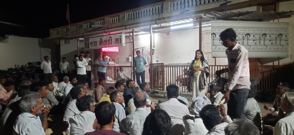 કેરિયાનાગસમાં આપ ઉમેદવાર ઉર્વશીબેન કથીરીયાનો ગ્રામજનો સાથે સંવાદ